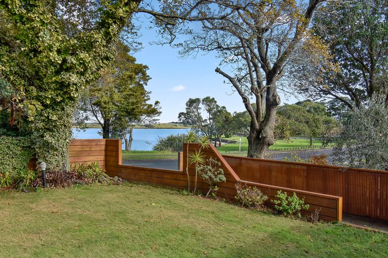 Photo of property in 1/15 Roys Road, Weymouth, Auckland, 2103