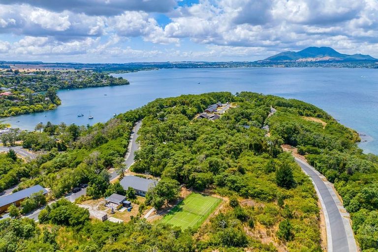 Photo of property in 10 Parawera Drive, Acacia Bay, Taupo, 3330