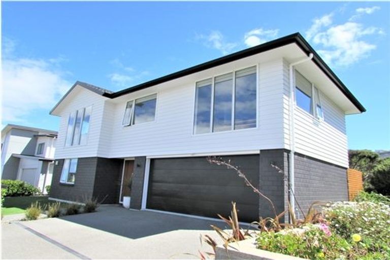 Photo of property in 10 Cromwell Point, Newlands, Wellington, 6037