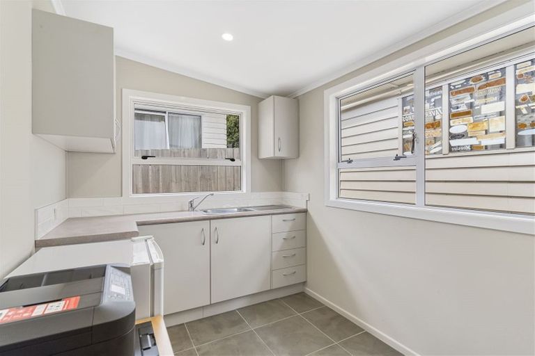 Photo of property in 11 Paton Avenue, Te Atatu South, Auckland, 0610