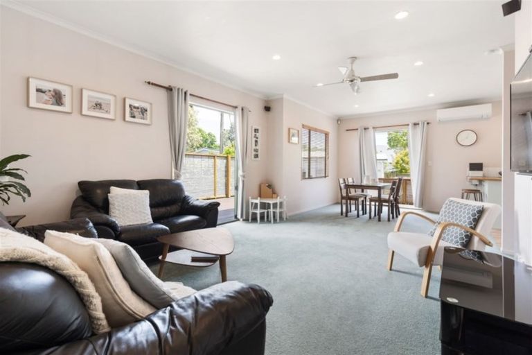 Photo of property in 1/12 Phillip Parade, Forrest Hill, Auckland, 0620
