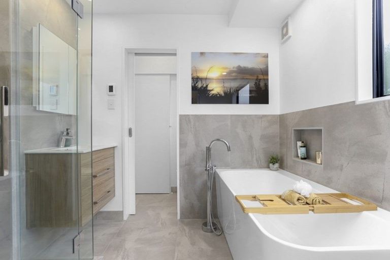 Photo of property in 2/13 Garadice Road, Rothesay Bay, Auckland, 0630