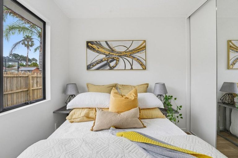 Photo of property in 2/68 Meadowood Drive, Unsworth Heights, Auckland, 0632