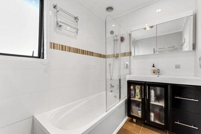 Photo of property in 18 Denver Avenue, Sunnyvale, Auckland, 0612