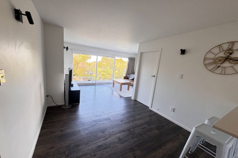 Photo of property in 111 Pupuke Road, Northcote, Auckland, 0627