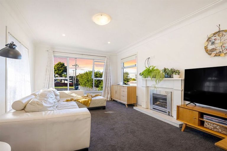 Photo of property in 21 Covil Avenue, Te Atatu South, Auckland, 0610