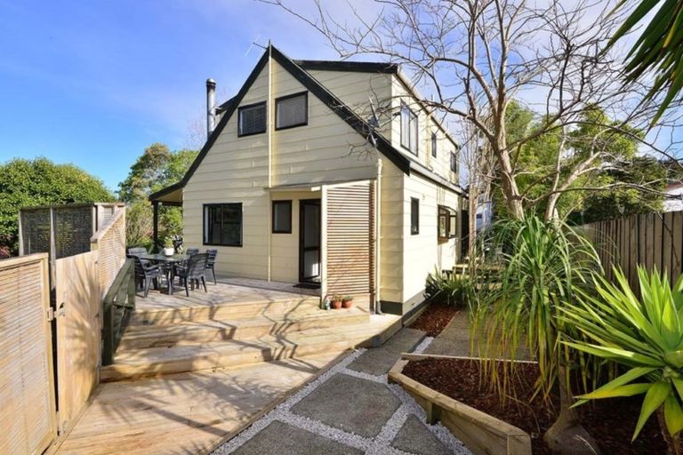 Photo of property in 11 Thalia Place, Totara Vale, Auckland, 0629