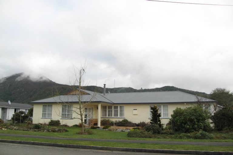 Photo of property in 2 Milton Street, Murchison, 7007