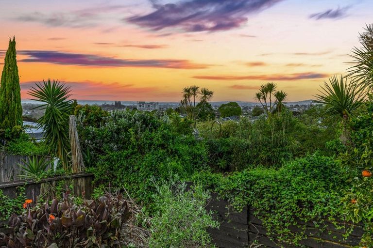 Photo of property in 87 Glengarry Road, Glen Eden, Auckland, 0602