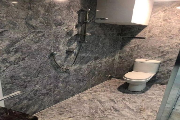 Photo of property in 4/17 Akoranga Drive, Northcote, Auckland, 0627