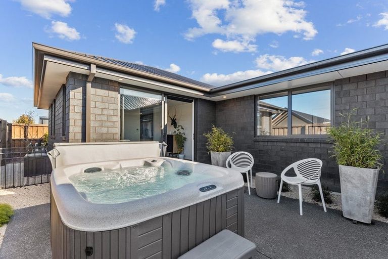 Photo of property in 2 Page Place, Rangiora, 7400