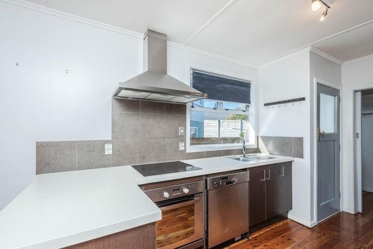 Photo of property in 27 Brooker Grove, Newlands, Wellington, 6037