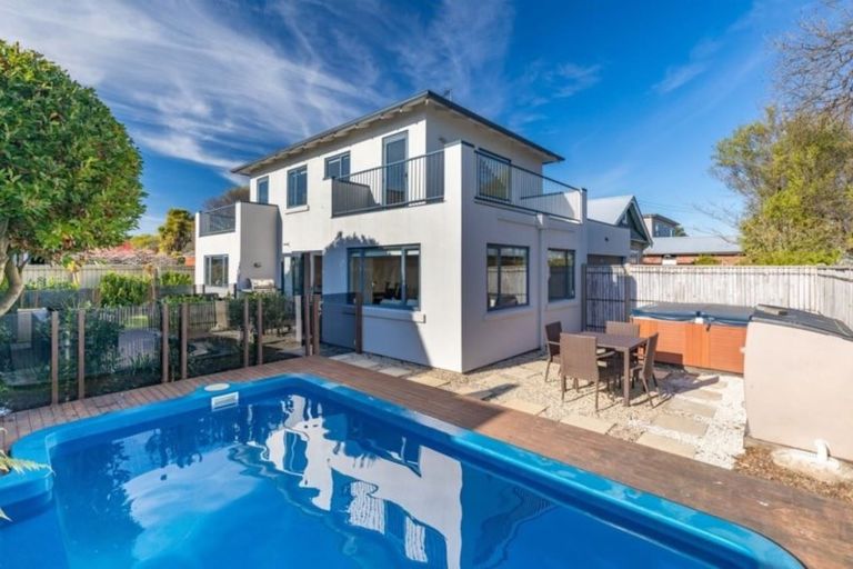Photo of property in 16 Dee Street, St Albans, Christchurch, 8014