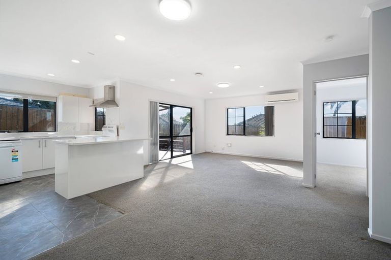 Photo of property in 18 Plumstead Rise, Glen Eden, Auckland, 0602