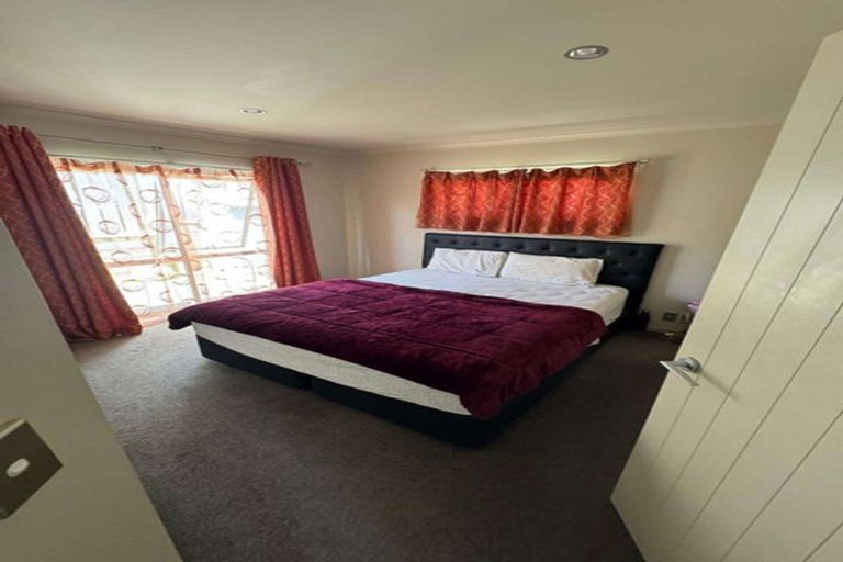 Photo of property in 50a Miles Crescent, Newlands, Wellington, 6037