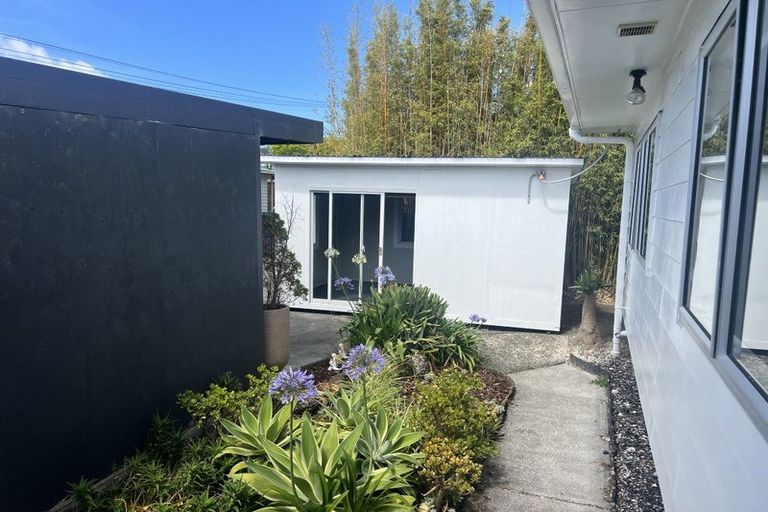 Photo of property in 9 Bishop Street, Green Bay, Auckland, 0604
