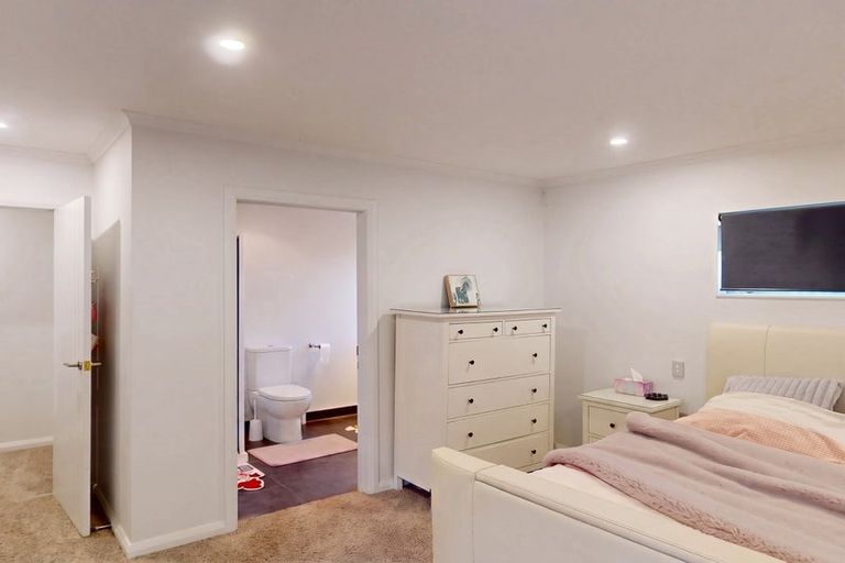 Photo of property in 6 D'urville Place, Kelvin Grove, Palmerston North, 4414