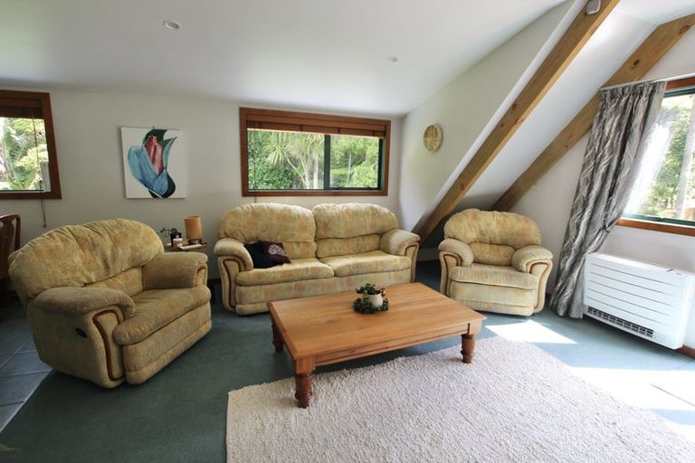 Photo of property in 2 Cascade Avenue, Waiatarua, Auckland, 0604