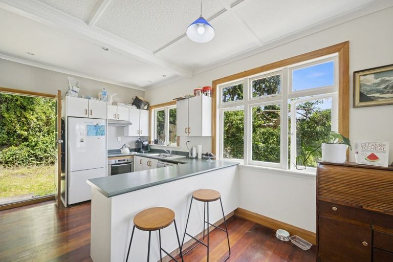 Photo of property in 49 Hungerford Road, Lyall Bay, Wellington, 6022