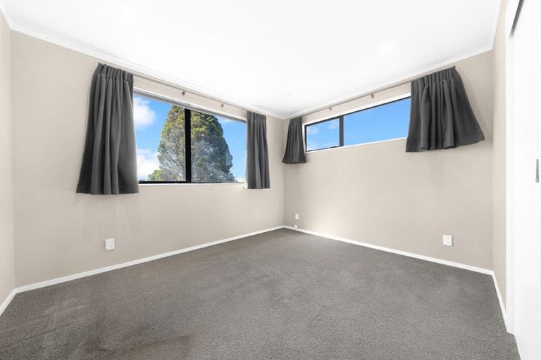 Photo of property in 1/5 Eulogy Place, Randwick Park, Auckland, 2105
