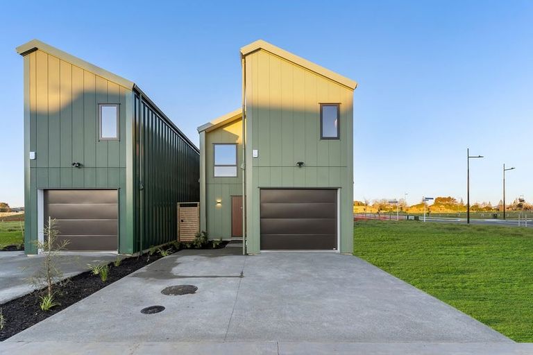 Photo of property in 33 Karaka Village Parade, Karaka, 2580