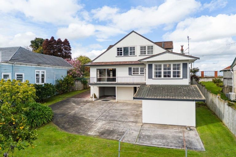 Photo of property in 52 Forest Lake Road, Forest Lake, Hamilton, 3200