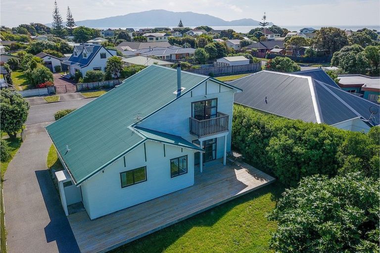 Photo of property in 13 Reeves Street, Waikanae Beach, Waikanae, 5036