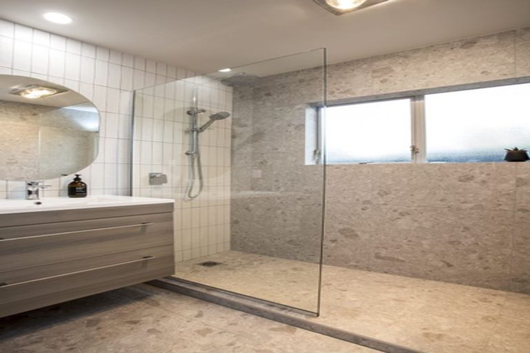 Photo of property in 1/18a Sherwood Avenue, Te Atatu South, Auckland, 0610