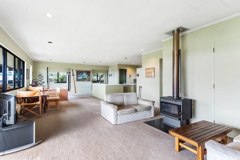 Photo of property in 98 Sunset Road, Unsworth Heights, Auckland, 0632