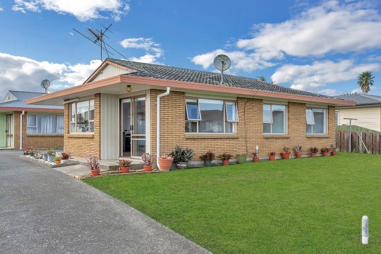 Photo of property in 17 Edgewater Parade, Waiuku, 2123