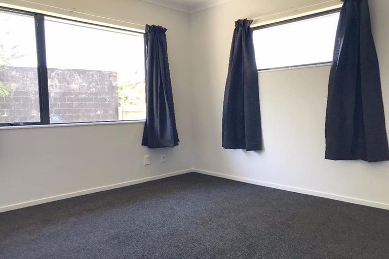 Photo of property in 34 Serwayne Place, Sunnyvale, Auckland, 0612