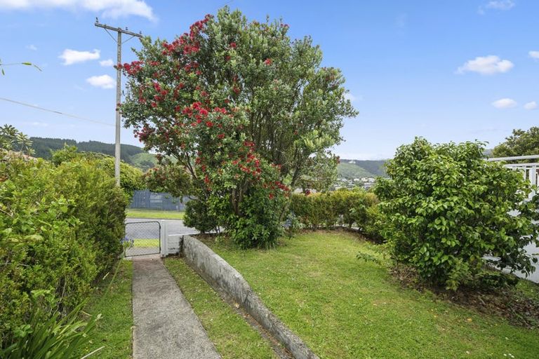 Photo of property in 83 Taylor Terrace, Tawa, Wellington, 5028