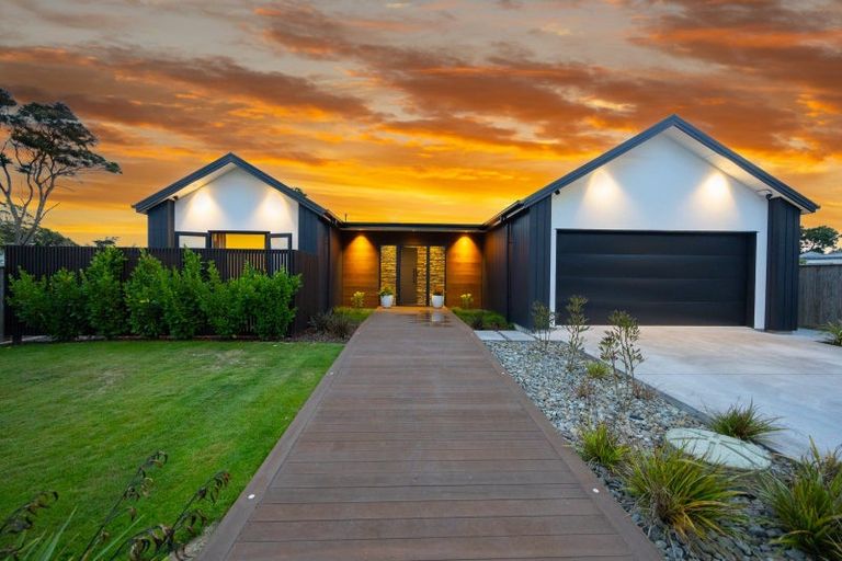 Photo of property in 11 Awanui Avenue, Hokowhitu, Palmerston North, 4410