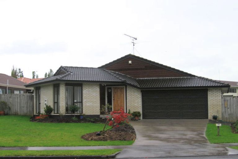 Photo of property in 28 Pinewood Grove, Botany Downs, Auckland, 2010