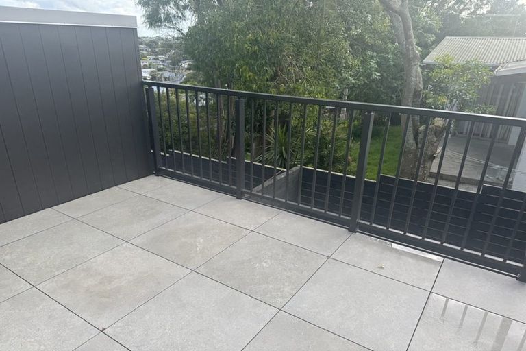 Photo of property in 2/39 Archers Road, Hillcrest, Auckland, 0629