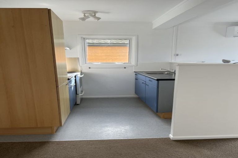Photo of property in 2/330 Queens Drive, Lyall Bay, Wellington, 6022
