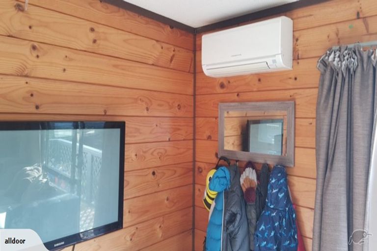 Photo of property in 21a Fernhaven Grove, Newlands, Wellington, 6037