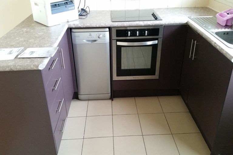 Photo of property in 41 Hobsonville Road, West Harbour, Auckland, 0618