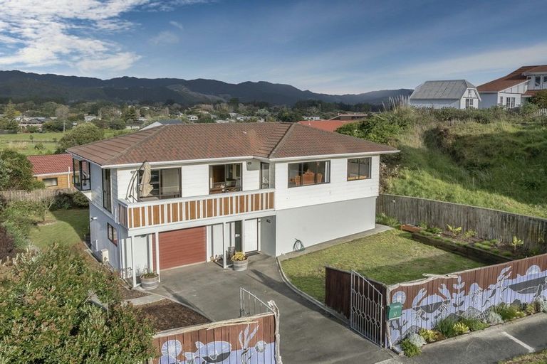 Photo of property in 37 Hicks Crescent, Waikanae Beach, Waikanae, 5036