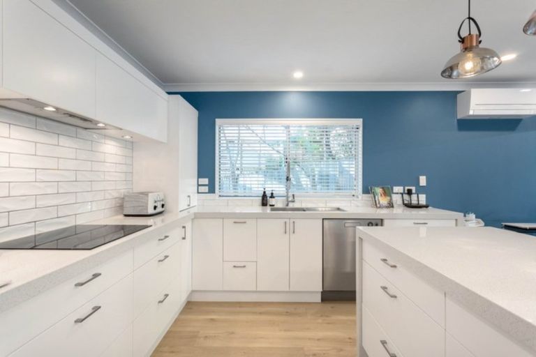 Photo of property in 32 Kate Sheppard Avenue, Torbay, Auckland, 0630