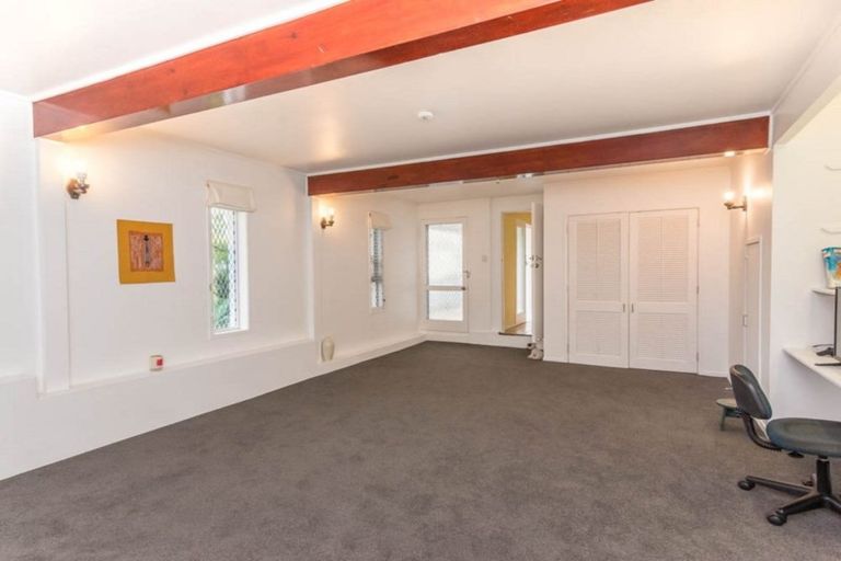 Photo of property in 15 Harrybrook Road, Green Bay, Auckland, 0604