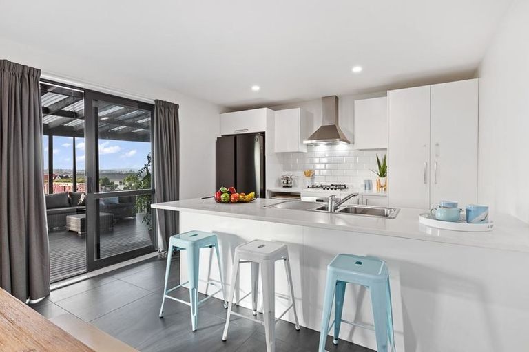 Photo of property in 16 Eric Gifford Drive, Ranui, Auckland, 0612