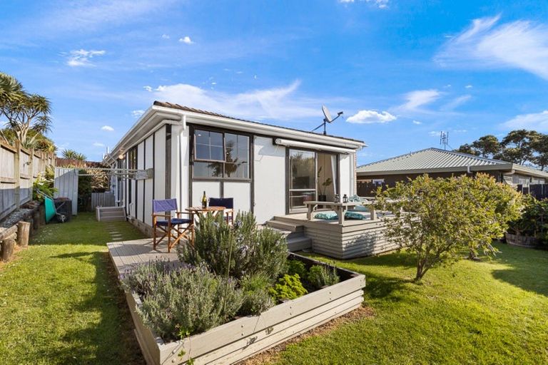 Photo of property in 6a Lucy Foster Lane, Red Beach, 0932