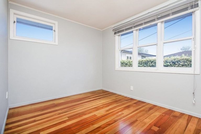 Photo of property in 13 Rewarewa Road, Te Atatu Peninsula, Auckland, 0610