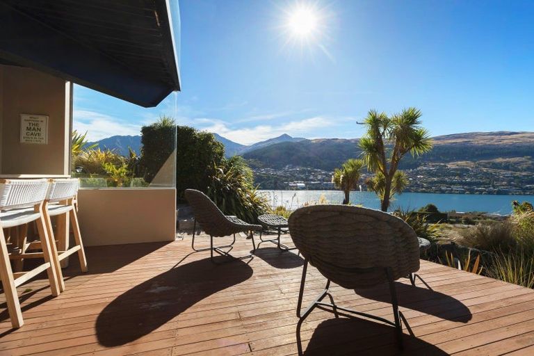 Photo of property in 17 Milward Place, Kelvin Heights, Queenstown, 9300