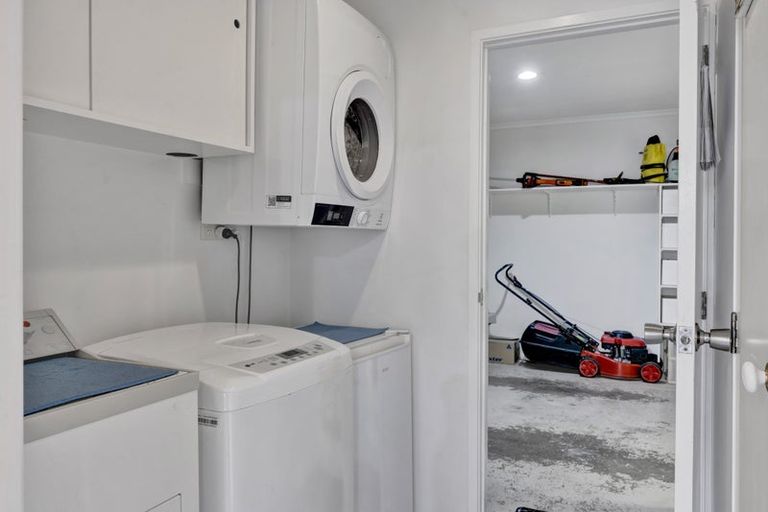 Photo of property in 6 Mayfair Place, Westown, New Plymouth, 4310