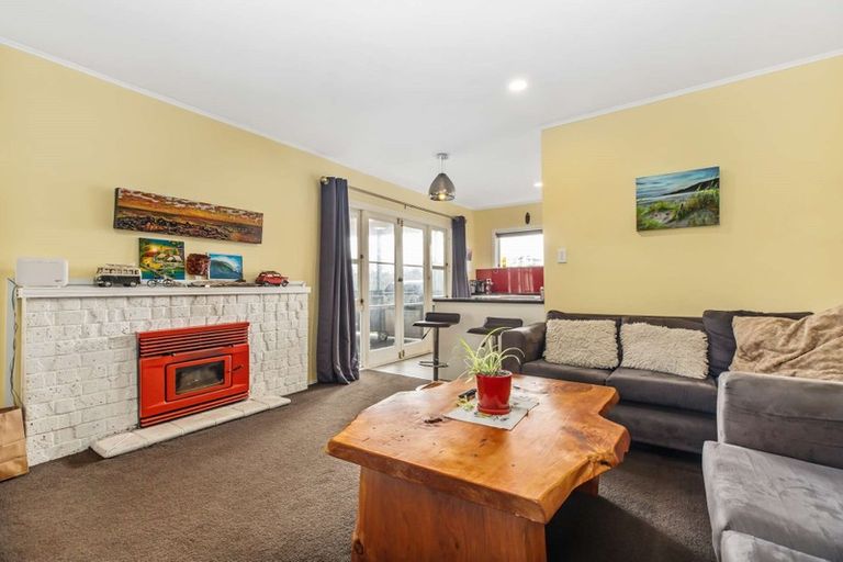 Photo of property in 1/10 Bishop Street, Green Bay, Auckland, 0604
