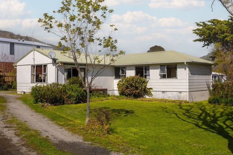 Photo of property in 18 Utauta Street, Waikanae, 5036