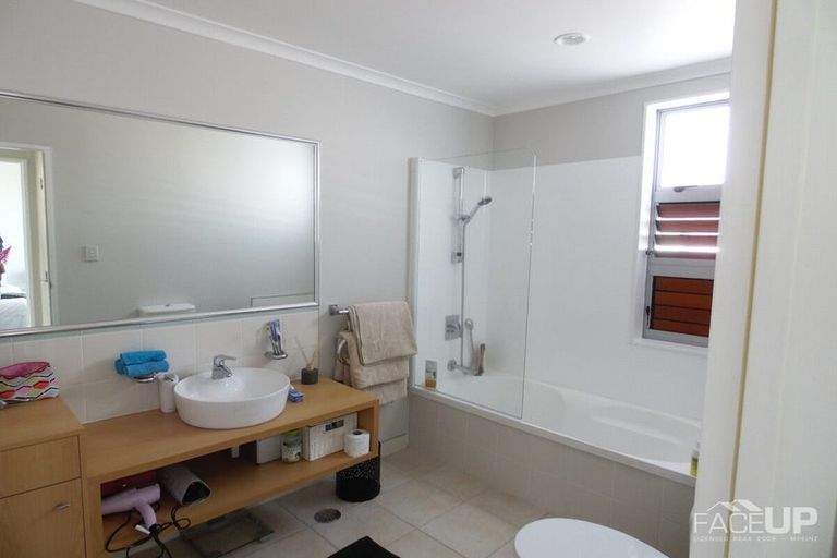 Photo of property in 9w Clearwater Cove, West Harbour, Auckland, 0618