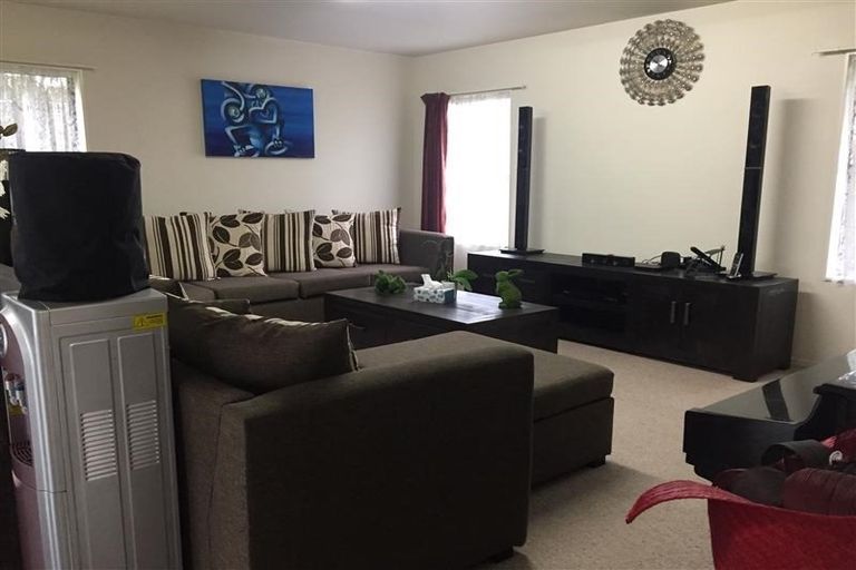 Photo of property in 302a Triangle Road, Massey, Auckland, 0614